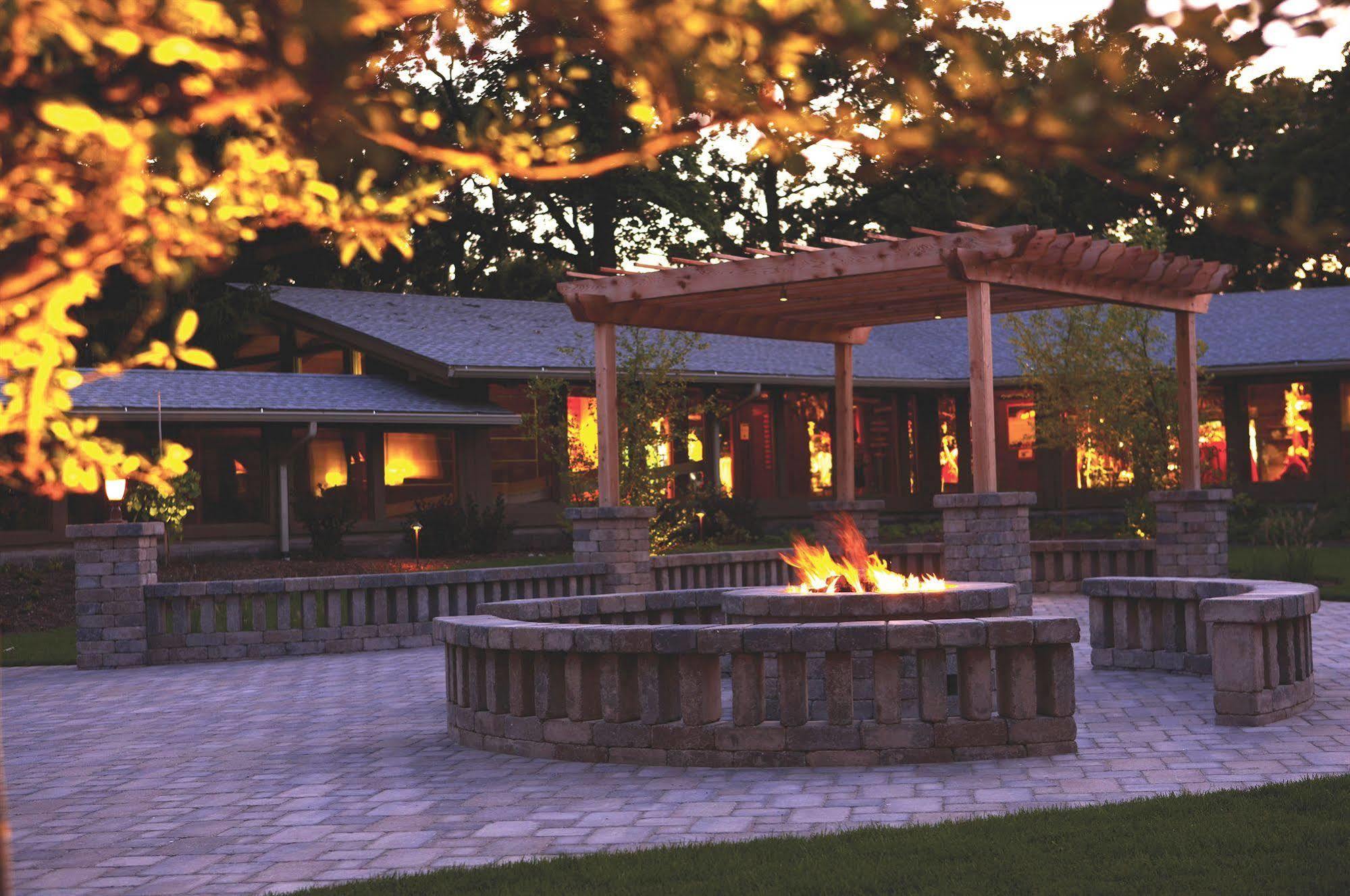 דלבן Lake Lawn Resort מראה חיצוני תמונה